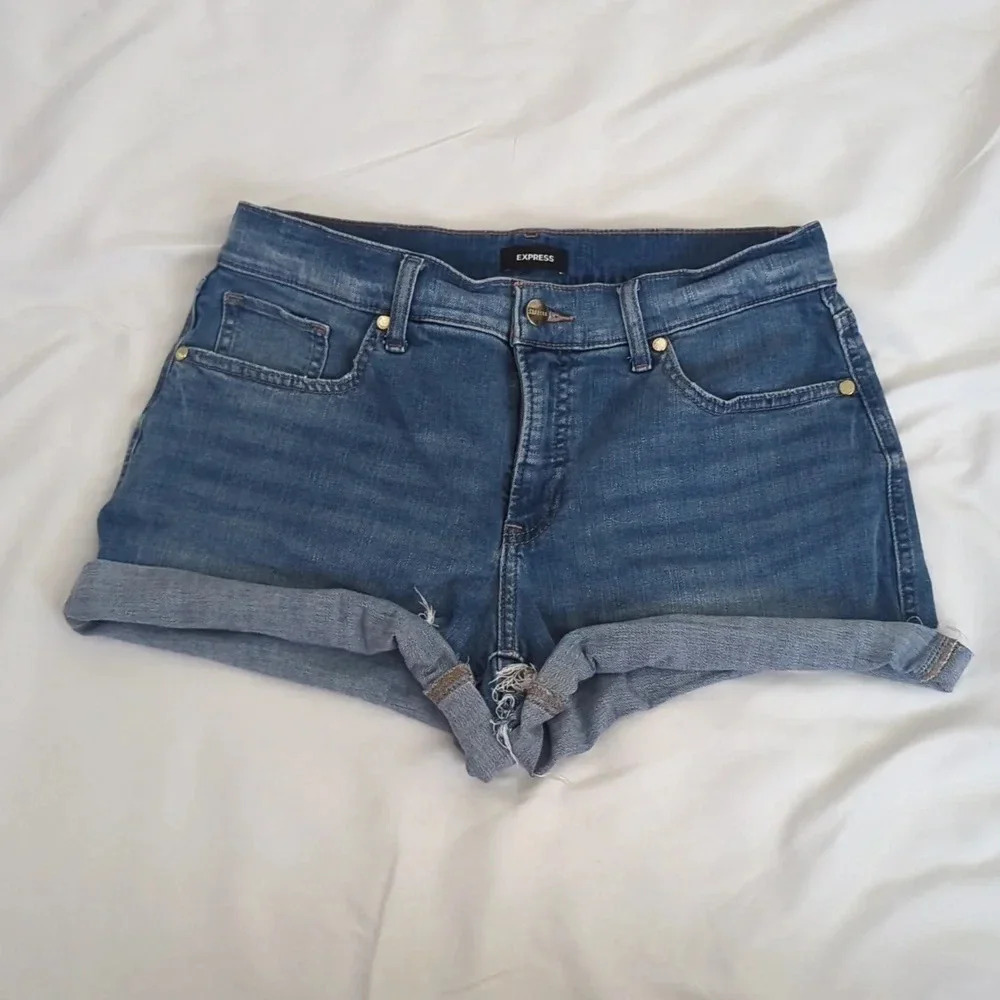 Express Mid Rise Shortie Denim Shorts, Color Medium Wash Size 4